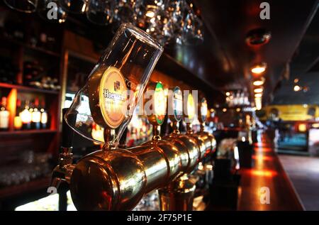 Verschiedene Arten von Spirituosen und Bier in der Bar in einer Taverne, Restaurant, Nachtclub. Stockfoto