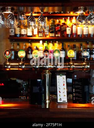 Verschiedene Arten von Spirituosen und Bier in der Bar in einer Taverne, Restaurant, Nachtclub. Stockfoto