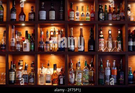 Verschiedene Arten von Spirituosen und Bier in der Bar in einer Taverne, Restaurant, Nachtclub. Stockfoto