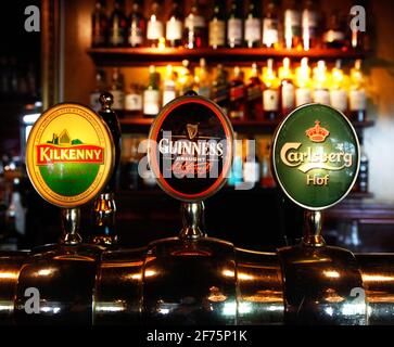 Verschiedene Arten von Spirituosen und Bier in der Bar in einer Taverne, Restaurant, Nachtclub. Stockfoto