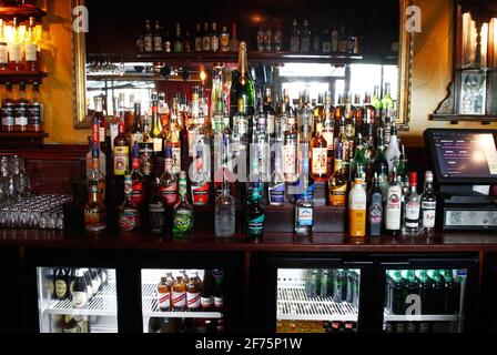 Verschiedene Arten von Spirituosen und Bier in der Bar in einer Taverne, Restaurant, Nachtclub. Stockfoto
