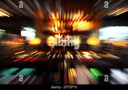 Verschiedene Arten von Spirituosen und Bier in der Bar in einer Taverne, Restaurant, Nachtclub. Stockfoto