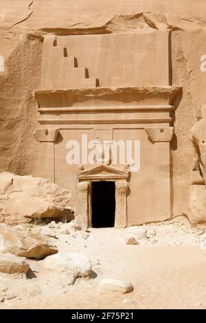 Jabal Al Banat, eine der größten Gräberhaufen in Hegra mit 29 Gräbern, die kunstvoll Fassaden auf allen Seiten des Sandsteinfelsen, Al, geschnitzt haben Stockfoto