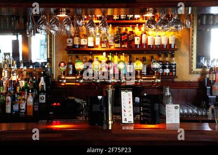 Verschiedene Arten von Spirituosen und Bier in der Bar in einer Taverne, Restaurant, Nachtclub. Stockfoto