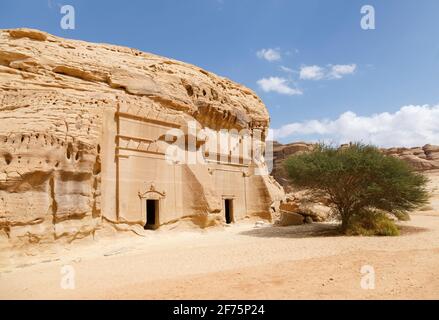 Jabal Al Banat, eine der größten Gräberhaufen in Hegra mit 29 Gräbern, die kunstvoll Fassaden auf allen Seiten des Sandsteinfelsen, Al, geschnitzt haben Stockfoto