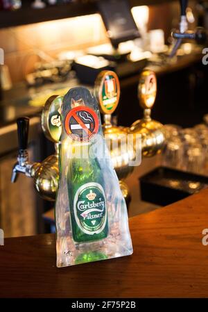 Verschiedene Arten von Spirituosen und Bier in der Bar in einer Taverne, Restaurant, Nachtclub. Stockfoto