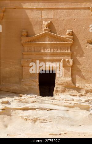 Jabal Al Banat, eine der größten Gräberhaufen in Hegra mit 29 Gräbern, die kunstvoll Fassaden auf allen Seiten des Sandsteinfelsen, Al, geschnitzt haben Stockfoto