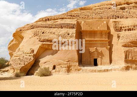 Jabal Al Banat, eine der größten Gräberhaufen in Hegra mit 29 Gräbern, die kunstvoll Fassaden auf allen Seiten des Sandsteinfelsen, Al, geschnitzt haben Stockfoto