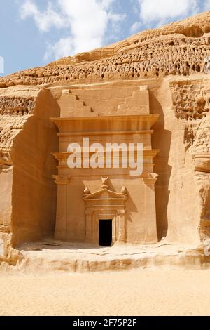Jabal Al Banat, eine der größten Gräberhaufen in Hegra mit 29 Gräbern, die kunstvoll Fassaden auf allen Seiten des Sandsteinfelsen, Al, geschnitzt haben Stockfoto