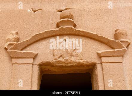 Jabal Al Banat, eine der größten Gräberhaufen in Hegra mit 29 Gräbern, die kunstvoll Fassaden auf allen Seiten des Sandsteinfelsen, Al, geschnitzt haben Stockfoto
