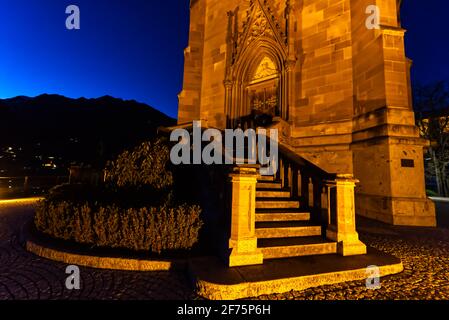 Ein schönes dramatisches Bild von Treppen, die in der Nacht zu einer katholischen Kirche führen. Selektive Fokusmethode. Stockfoto