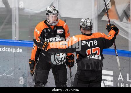 03. April 2021, Hessen, Frankfurt/Main: Ziel für die Loewen auf 2:1. Torschütze Luis Schinko (Loewen Frankfurt, 12, links) schreit seine Freude. Mike Fischer (Loewen Frankfurt, 17) schließt sich dem Jubel auf der rechten Seite an. DEL 2 Eishockey-Spiel zwischen Loewen Frankfurt und EC Bad Nauheim am 3. April 2021 in der Eissporthalle Frankfurt am Main. Foto: Jürgen Kessler/Kessler-Sportfotografie/dpa Stockfoto