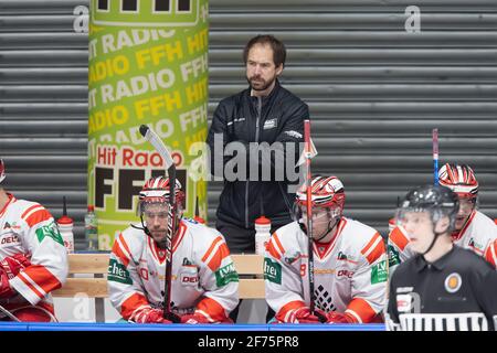 03. April 2021, Hessen, Frankfurt/Main: Cheftrainer Harry lange (EC Bad Nauheim). DEL 2 Eishockey-Spiel zwischen dem Löwen Frankfurt und dem EC Bad Nauheim am 3. April 2021 in der Eissporthalle Frankfurt am Main. Foto: Jürgen Kessler/Kessler-Sportfotografie/dpa Stockfoto