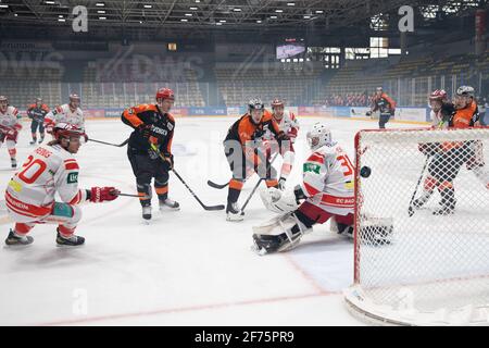 03. April 2021, Hessen, Frankfurt/Main: Luis Schinko (Loewen Frankfurt, 12) verfehlt das Tor von Torwart Felix Bick (EC Bad Nauheim, 31). Aaron Reinig (EC Bad Nauheim, 20), Kale Curbashian (Loewen Frankfurt, 9) und rechts Martin Buchwieser (Loewen Frankfurt, 16) sind Zuschauer der Szene. DEL 2 Eishockey-Spiel zwischen Loewen Frankfurt und EC Bad Nauheim in der Eissporthalle Frankfurt am Main am 3. April 2021. Foto: Jürgen Kessler/Kessler-Sportfotografie/dpa Stockfoto