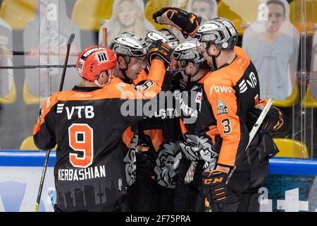 03. April 2021, Hessen, Frankfurt/Main: Kale Curbashian (Loewen Frankfurt, 9), Eric Stephan (Loewen Frankfurt, 10), Luis Schinko (Loewen Frankfurt, 12), Mike Fischer (Loewen Frankfurt, 17) und Kyle Wood (Loewen Frankfurt, 3) feiern ausgelassen. DEL 2 Eishockey-Spiel zwischen Loewen Frankfurt und EC Bad Nauheim am 3. April 2021 in der Eissporthalle Frankfurt am Main. Foto: Jürgen Kessler/Kessler-Sportfotografie/dpa Stockfoto