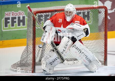 03. April 2021, Hessen, Frankfurt/Main: Torwart Felix Bick (EC Bad Nauheim, 31). DEL 2 Eishockey-Spiel zwischen dem Löwen Frankfurt und dem EC Bad Nauheim am 3. April 2021 in der Eissporthalle Frankfurt am Main. Foto: Jürgen Kessler/Kessler-Sportfotografie/dpa Stockfoto