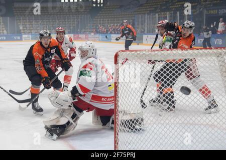 03. April 2021, Hessen, Frankfurt/Main: Luis Schinko (Loewen Frankfurt, 12) verfehlt das Tor von Torwart Felix Bick (EC Bad Nauheim, 31). DEL 2 Eishockey-Spiel zwischen Loewen Frankfurt und EC Bad Nauheim am 3. April 2021 in der Eissporthalle Frankfurt am Main. Foto: Jürgen Kessler/Kessler-Sportfotografie/dpa Stockfoto