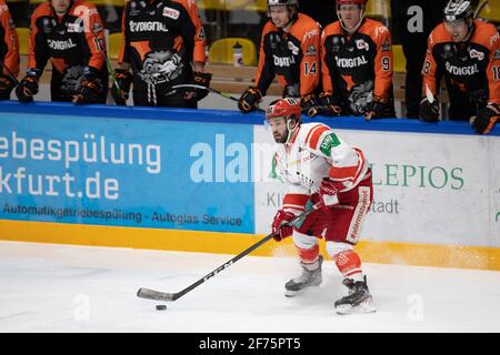 03. April 2021, Hessen, Frankfurt/Main: Cason Hohmann (EC Bad Nauheim, 7) vor der Frankfurter Bank von Loewen. DEL 2 Eishockey-Spiel zwischen dem Löwen Frankfurt und dem EC Bad Nauheim am 3. April 2021 in der Eissporthalle Frankfurt am Main. Foto: Jürgen Kessler/Kessler-Sportfotografie/dpa Stockfoto