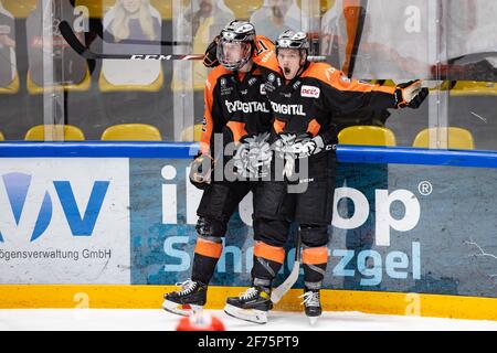 03. April 2021, Hessen, Frankfurt/Main: Ziel für die Loewen auf 2:1. Torschütze Luis Schinko (Loewen Frankfurt, 12, links) und Mike Fischer (Loewen Frankfurt, 17) jubeln über ihre Freude. DEL 2 Eishockey-Spiel zwischen dem Löwen Frankfurt und dem EC Bad Nauheim am 3. April 2021 in der Eissporthalle Frankfurt am Main. Foto: Jürgen Kessler/Kessler-Sportfotografie/dpa Stockfoto