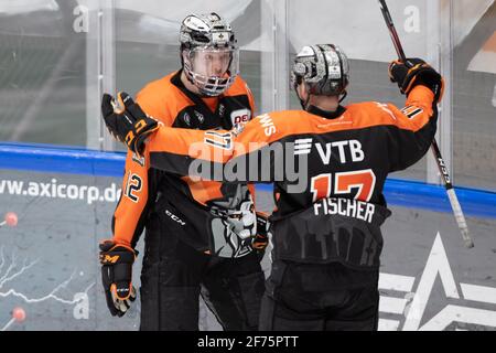 03. April 2021, Hessen, Frankfurt/Main: Ziel für die Loewen auf 2:1. Torschütze Luis Schinko (Loewen Frankfurt, 12, links) schreit seine Freude. Mike Fischer (Loewen Frankfurt, 17) schließt sich dem Jubel auf der rechten Seite an. DEL 2 Eishockey-Spiel zwischen Loewen Frankfurt und EC Bad Nauheim am 3. April 2021 in der Eissporthalle Frankfurt am Main. Foto: Jürgen Kessler/Kessler-Sportfotografie/dpa Stockfoto