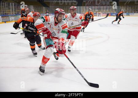 03. April 2021, Hessen, Frankfurt/Main: Huba Sekesi (EC Bad Nauheim, 9), dahinter Kale Curbashian (Loewen Frankfurt, 9) und Tomas Schmidt (EC Bad Nauheim, 22). DEL 2 Eishockey-Spiel zwischen Loewen Frankfurt und EC Bad Nauheim am 3. April 2021 in der Eissporthalle Frankfurt am Main. Foto: Jürgen Kessler/Kessler-Sportfotografie/dpa Stockfoto