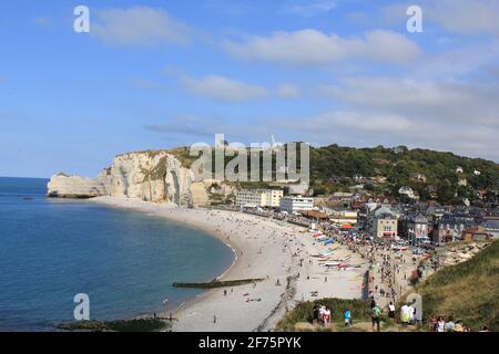 Schöne Aussicht auf die weiße Alabasterküste in etretat Im Sommer Stockfoto