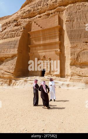 Al Ula, Saudi-Arabien, 19 2020. Februar: Zwei saudische Touristen mit Führer in Jabal Al Banat, einer der größten Gräber in Hegra, die Ski fahren Stockfoto