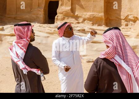 Al Ula, Saudi-Arabien, 19 2020. Februar: Zwei saudische Touristen mit Führer in Jabal Al Banat, einer der größten Gräber in Hegra, die Ski fahren Stockfoto