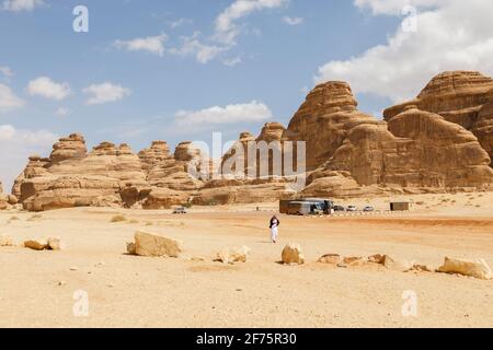 Al Ula, Saudi-Arabien, 19 2020. Februar: Parkplatz von Jabal Al Banat, einer der größten Gräber in Hegra, die kunstvoll Fakad geschnitzt haben Stockfoto