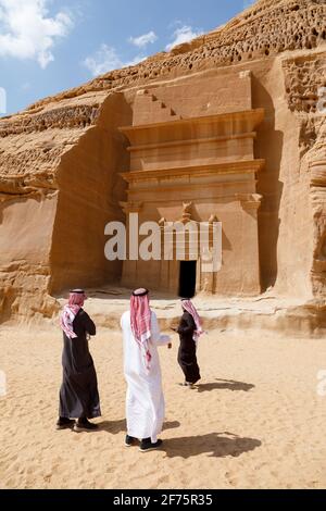 Al Ula, Saudi-Arabien, 19 2020. Februar: Zwei saudische Touristen mit Führer in Jabal Al Banat, einer der größten Gräber in Hegra, die Ski fahren Stockfoto
