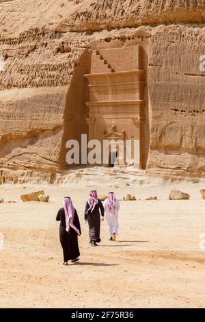 Al Ula, Saudi-Arabien, 19 2020. Februar: Zwei saudische Touristen mit Führer in Jabal Al Banat, einer der größten Gräber in Hegra, die Ski fahren Stockfoto