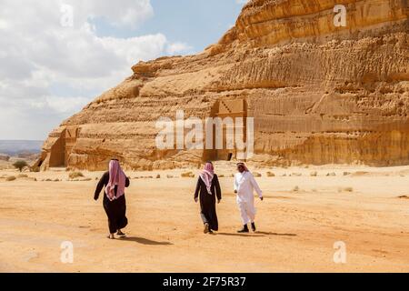 Al Ula, Saudi-Arabien, 19 2020. Februar: Zwei saudische Touristen mit Führer in Jabal Al Banat, einer der größten Gräber in Hegra, die Ski fahren Stockfoto