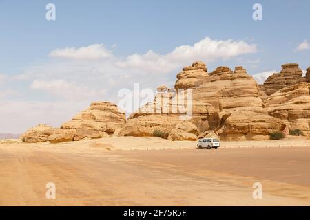 Al Ula, Saudi-Arabien, 19 2020. Februar: Parkplatz von Jabal Al Banat, einer der größten Gräber in Hegra, die kunstvoll Fakad geschnitzt haben Stockfoto