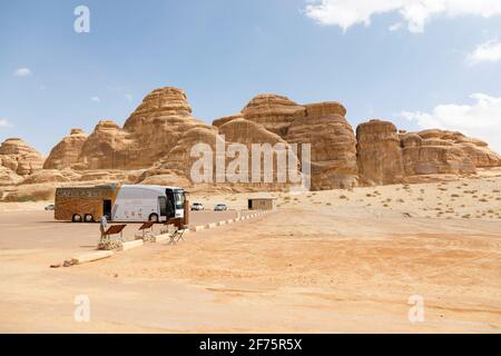 Al Ula, Saudi-Arabien, 19 2020. Februar: Parkplatz von Jabal Al Banat, einer der größten Gräber in Hegra, die kunstvoll Fakad geschnitzt haben Stockfoto