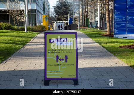 Halten Sie sich links, ein Schild, das die Menschen daran erinnert, während der Covid-19-Pandemie und der Sperrung 2021, Chiswick Business Park, West London, Großbritannien, soziale Distanz zu wahren Stockfoto