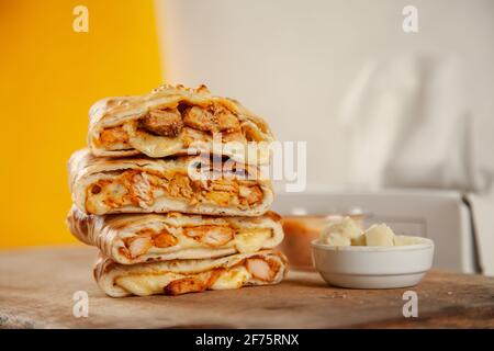 Tandoori-Huhn gefüllt Naan mit Mozzarella-Käse. Stockfoto