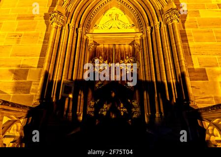 Ein schönes dramatisches Bild einer Tür mit Schatten in der katholischen Kirche in der Nacht. Selektive Fokusmethode. Stockfoto