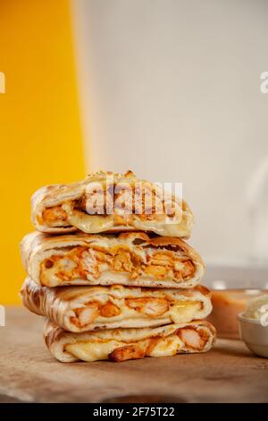 Tandoori-Huhn gefüllt Naan mit Mozzarella-Käse. Stockfoto