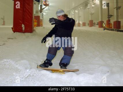 BEN SKINNER SNOW SURFING AM XSCAPE MILTON KEYNES .19/1/06 TOM PILSTON Stockfoto