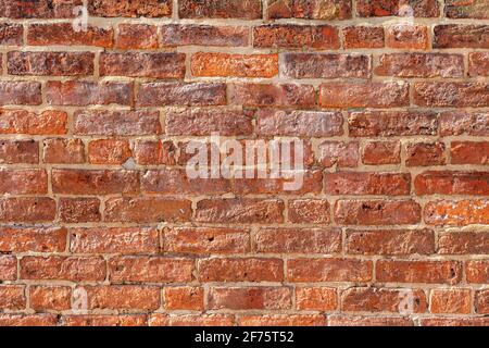 Backsteinwand Hintergrund Vielzahl von Ziegel Backsteinwand mit Anzeichen von Verwitterung und Verschleiß, handgemachte Ziegel wirren Kalkmörtel hohe Auflösung Stockfoto