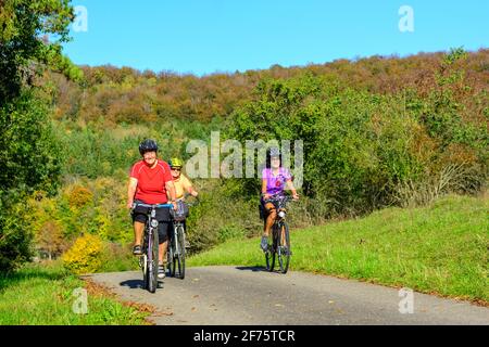 Senior Group, eine Radtour in der wunderschönen Natur im südlichen Deutschland Stockfoto