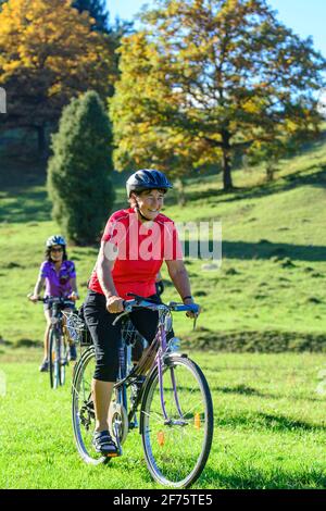 Senior Group, eine Radtour in der wunderschönen Natur im südlichen Deutschland Stockfoto