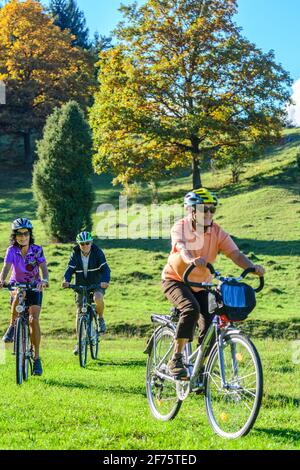 Senior Group, eine Radtour in der wunderschönen Natur im südlichen Deutschland Stockfoto