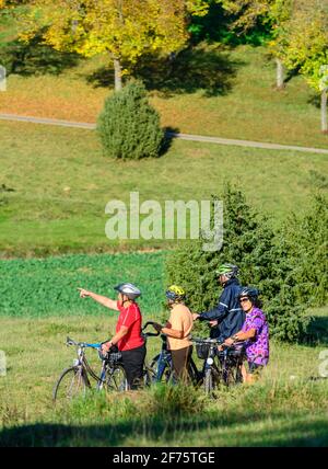 Senior Group, eine Radtour in der wunderschönen Natur im südlichen Deutschland Stockfoto