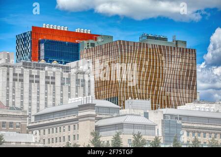 Memorial Sloan Kettering Cancer Center Mortimer B. Zuckerman Research Center (blaues und rotes Gebäude) und das New Yorker Presbyterianer David H. Koch Center. Stockfoto