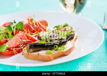 Sandwich - mit Sprossen und Tomaten Salat auf weißem Teller. Dänische Küche. Stockfoto