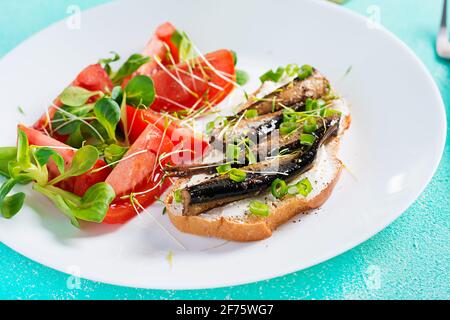 Sandwich - mit Sprossen und Tomaten Salat auf weißem Teller. Dänische Küche. Stockfoto