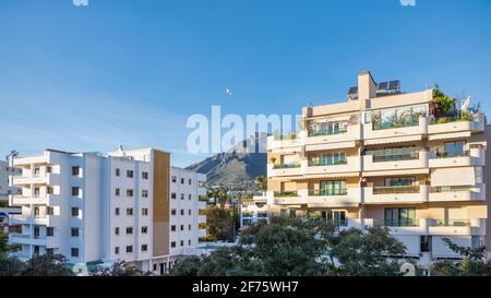 Apartmenthäuser in Marbella, Costa del Sol, Provinz Malaga, Andalusien, Südspanien. Der Berg La Concha dahinter. Stockfoto