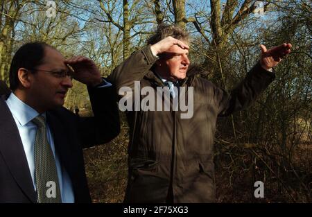 SCHATTEN UMWELT SEKRETÄR, PETER AINSWORTH UND LOKALEN MP SHAILESH VARA BLICK UM DEN WALD NEBEN DEM MÖNCHS HOLZ WILDLIFE RESEARCH CENTER.8/2/06 TOM PILSTON Stockfoto