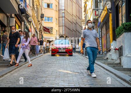 Sommer Blick auf die Straße des zentralen Teils von Istanbul. Sultanahmet. Türkei, Istanbul - 21.07.2020 Stockfoto